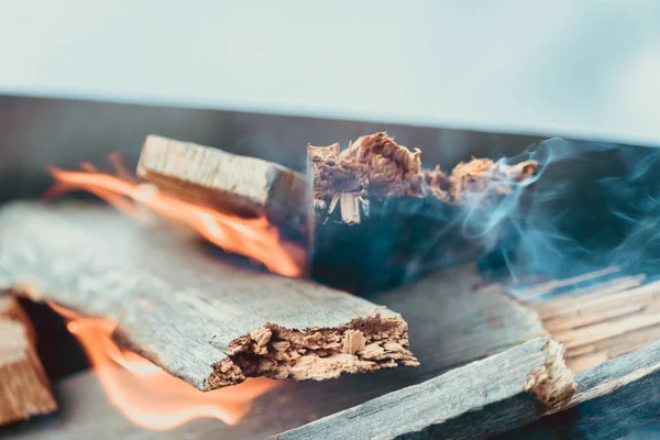 Palenie drewna opałowego z ogniem w składanym kozieradce po podpaleniu do smażenia kebabów mięsnych. — Zdjęcie stockowe