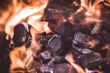 Et kebabı pişirmek için kundaklamadan sonra sıcak Brezilya 'da parlak kömür alevleri yakmak..