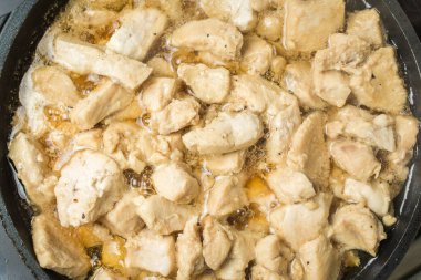 Soba üzerinde tavada sos güveç ile sulu tavuk Dilimleri.