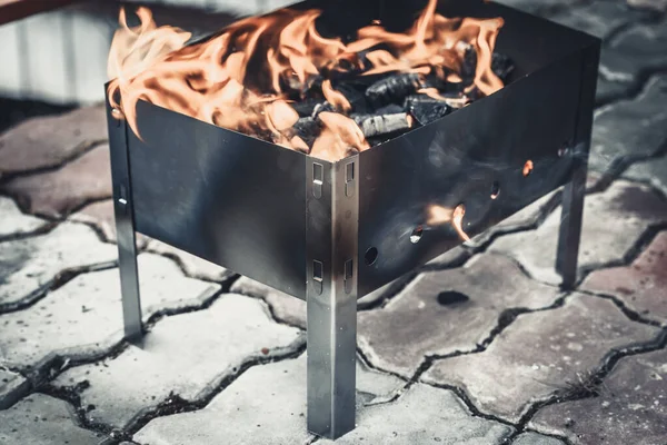 Płonące płomienie węgla w gorącym koksowniku po podpaleniu do smażenia kebabów mięsnych. — Zdjęcie stockowe