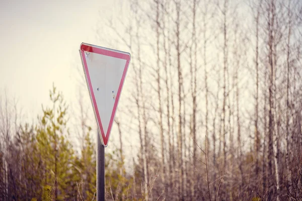 Yol tabelası yolda direğe takıldı.. — Stok fotoğraf