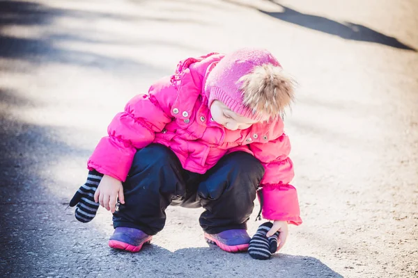 冬の服の子供は公園の道路に座って眠る. — ストック写真