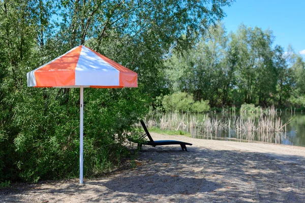 Пляжний куточок з парасолькою для захисту від сонця . — стокове фото