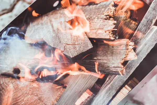 Palenie drewna opałowego jasnym płomieniem w żelaznym kozieradce po podpaleniu kebabów mięsnych. — Zdjęcie stockowe