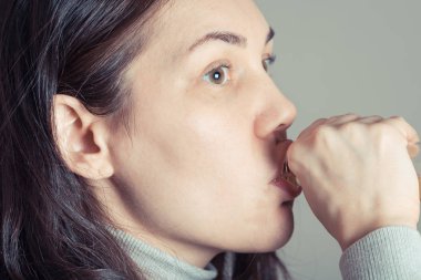 Kız şişeden bira içiyor.