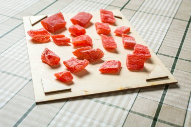 Ahşap tahta üzerinde kırmızı papaya taze preslenmiş kurutulmuş meyve