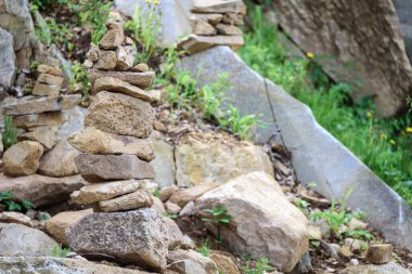 Dağlarda katlanmış farklı taşlar piramidi