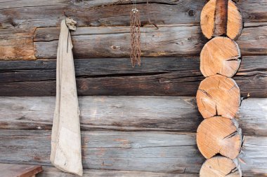 Evin ahşap duvarında asılı duran ev halkı için demir zincir.