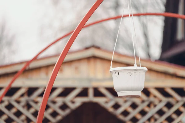 ロープの上に白い吊るし花の鍋 — ストック写真