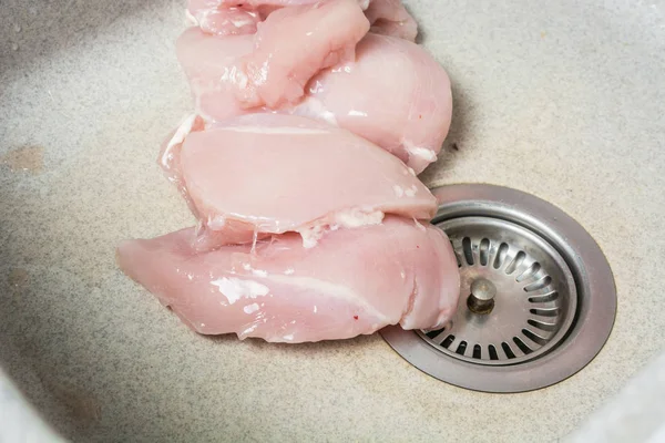 Filet Piersi Kurczaka Rozmrożony Zlewie Prania — Zdjęcie stockowe