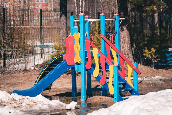 City Playground Thawing Winter Puddle — Stockfoto