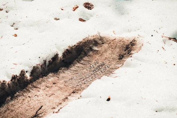 Vuile Veersporen Van Wielen Van Een Suv Witte Sneeuw Het — Stockfoto