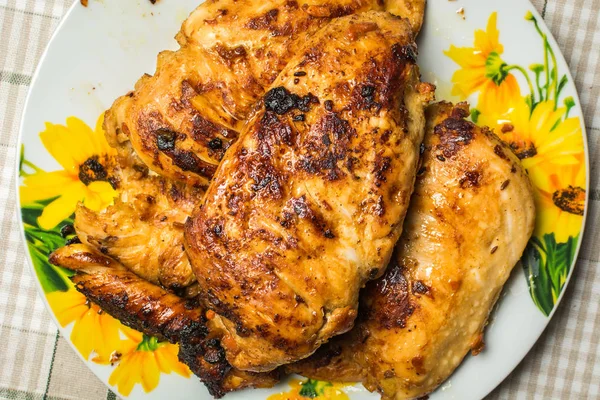 Gericht Aus Gebratenem Hähnchenbrustfilet Einem Teller Auf Dem Küchentisch — Stockfoto