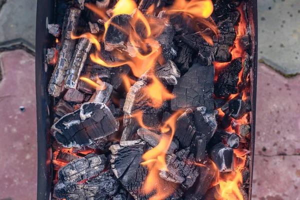 烧烤肉串后 在火盆中燃烧着炽热的煤火 — 图库照片