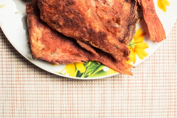 Lubina Frita Cocida Plato Sobre Mesa Cocina — Foto de Stock