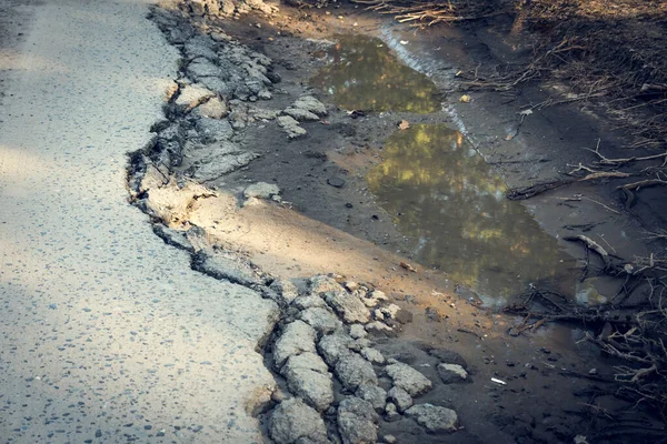 Crack Collapsed Asphalt Puddle Improper Laying Road Workers — Stockfoto