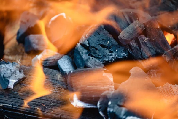 Płonące Płomienie Węgla Gorącym Koksowniku Podpaleniu Smażenia Kebabów Mięsnych — Zdjęcie stockowe
