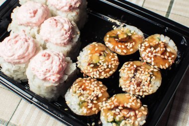 Pirinç ve balık rulo lezzetli seti