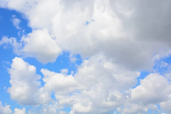 Blå Himmel Med Flytande Vita Moln Bakgrund — Stockfoto