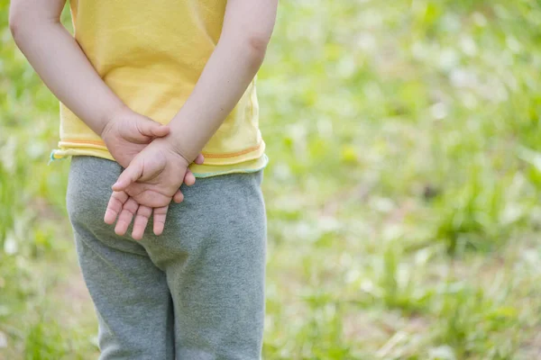 Das Kind Hielt Die Hände Hinter Dem Rücken Zusammen — Stockfoto