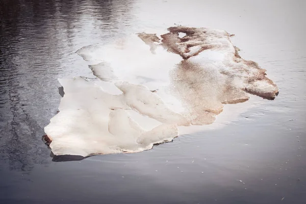 Pezzi Ghiaccio Bianco Dal Ghiaccio Staccato Galleggiano Sul Fiume Una — Foto Stock