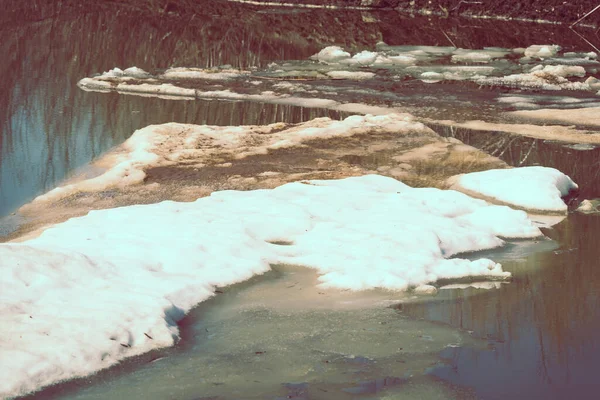 Ранняя Весна Дрейфует Красивой Реке Обломками Льда Плывущими Течению — стоковое фото