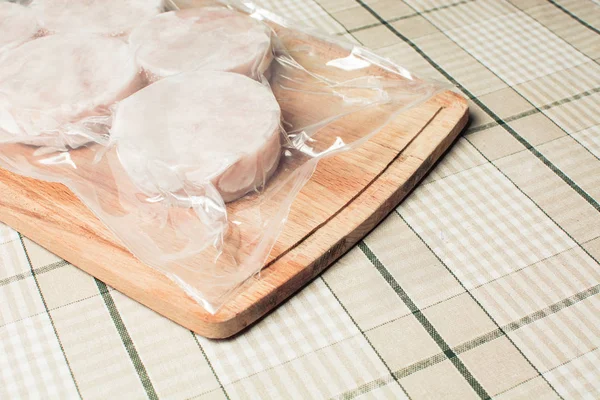 Filet Mrożonego Morszczuka Zapieczętowanym Opakowaniu Drewnianej Płycie — Zdjęcie stockowe