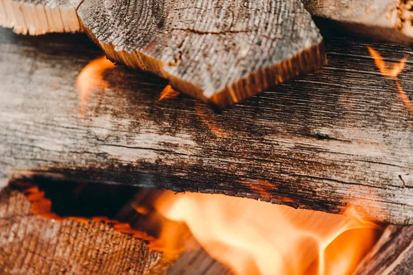 Palenie Drewna Opałowego Jasnym Płomieniem Żelaznym Kozieradce Podpaleniu Kebabów Mięsnych — Zdjęcie stockowe