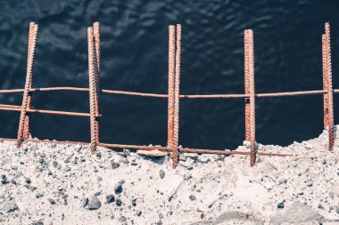 Paslı demir çiviler, çökmekte olan köprünün beton bloklarından çıkan çıkıntılar.