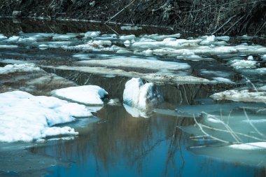 Erken bahar güzel nehirde sürükleniyor Kırık buz parçaları nehirde yüzüyor