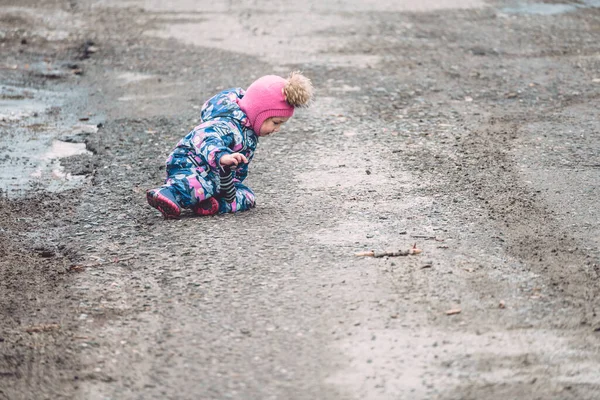 Kleines Kind Winterkleidung Stürzte Frühlingstag Auf Straße — Stockfoto