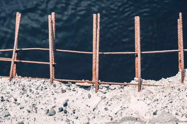 Betonových Bloků Hroutícího Mostu Stáří Vyčnívají Rezavé Železné Kolíky — Stock fotografie