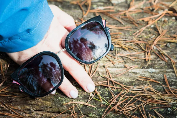 Vrouwen Zonnebril Met Donkere Lenzen Handen Van Meisje Het Bos — Stockfoto