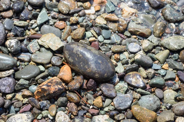 Kıyısında Yuvarlak Taşlar Olan Küçük Nehir Çakıl Taşları — Stok fotoğraf