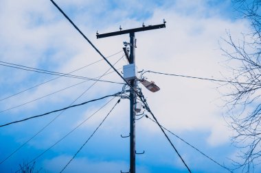 Mavi gökyüzüne karşı yüksek kutuptaki gergin elektrik kabloları