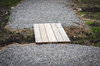 Nehri geçmek için tahta köprü