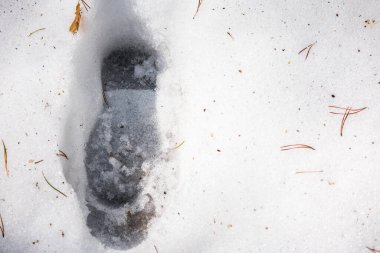 İlkbaharda karda çizmeden geçilen patika