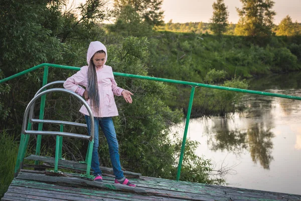 Дівчина Літній Куртці Капюшоном Стоїть Пірсі Здивований Щоб Показати Його — стокове фото