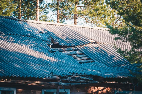 Toit Ardoise Défectueux Dans Une Vieille Maison Effondrée — Photo