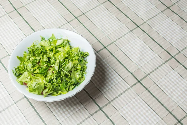 Ensalada Verde Fresca Tomate Pepino Plato Mesa Cocina — Foto de Stock