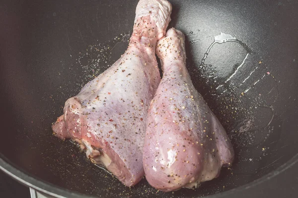 Pernas Peru Cruas Delicadas Polvilhadas Com Sal Pimenta Caldeirão Grande — Fotografia de Stock