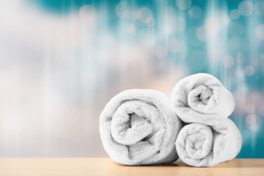 Spa masajı için iki katlı havlu. Spa tedavisi kavramı
