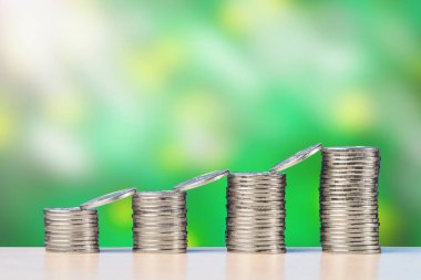 Sikke yığınları sıraya dizilir ve yükselir. Yatırım büyüme ve finansman kavramı