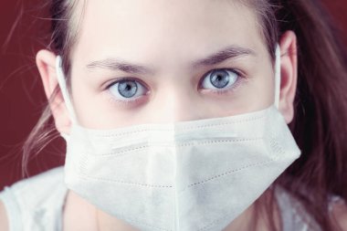 Tıbbi maskeli kız. Karantina konsepti