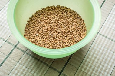 Mutfak masasında lapa pişirmek için karabuğday lapası.