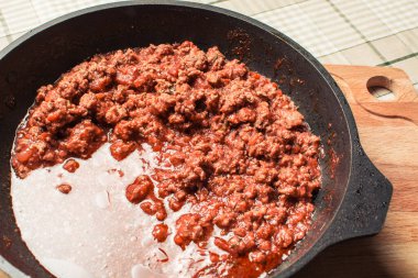 Spagetti için domates soslu kıyma.