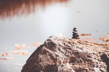 Taşlar piramidi büyük taşlara monte edildi. Ruhlar ve dualar için bir ev