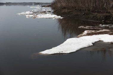Erken bahar güzel nehirde sürükleniyor Kırık buz parçaları nehirde yüzüyor