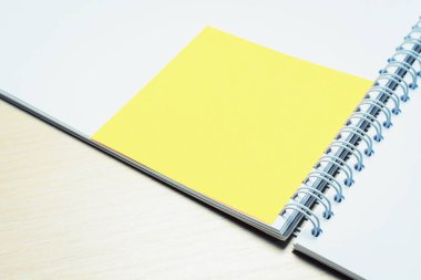 Açık bir defterin üzerinde sarı küçük bir sayfa. İş planı analiz kavramı