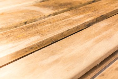 Banyoda ayak için ahşap kafes.